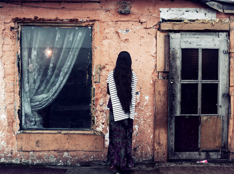 Karolina, Romka. Uciekła z domu rodziców, by zamieszkać razem ze swoim ukochanym - Alexem - w podwrocławskich slumsach; fot. Adam Lach 